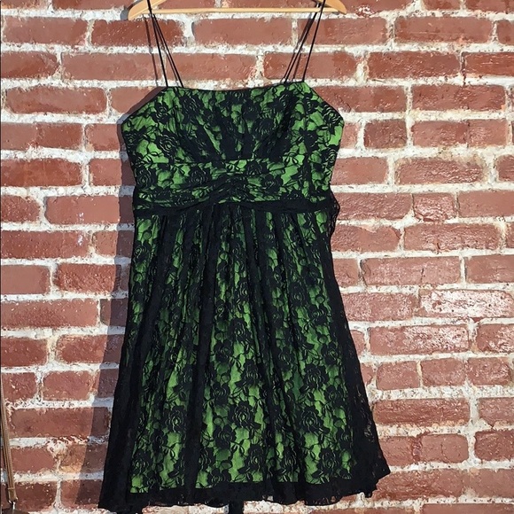 Elegant Green Lace Dress - Picture 1 of 6